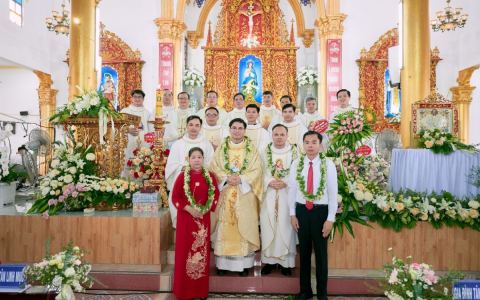 Cha Giuse Trần Văn Hợp dâng Thánh lễ Mở tay