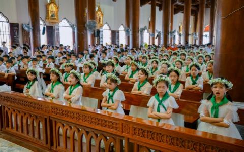 161 thiếu nhi xứ Trung Lao xưng tội rước lễ lần đầu