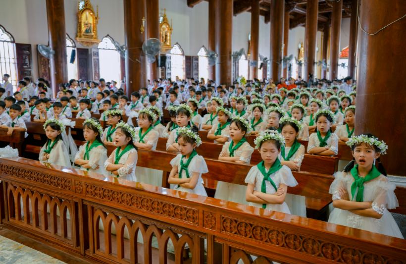 161 thiếu nhi xứ Trung Lao xưng tội rước lễ lần đầu