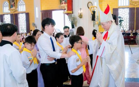 Kiên Lao: 195 thiếu nhi lãnh nhận Bí tích Thêm sức
