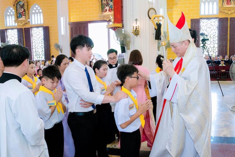 Kiên Lao: 195 thiếu nhi lãnh nhận Bí tích Thêm sức