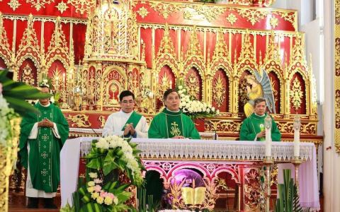 Giáo xứ Tùng Nhì chầu Thánh Thể