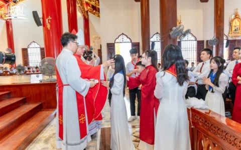 Trung Lao: 226 thiếu nhi lãnh nhận Bí tích Thêm sức
