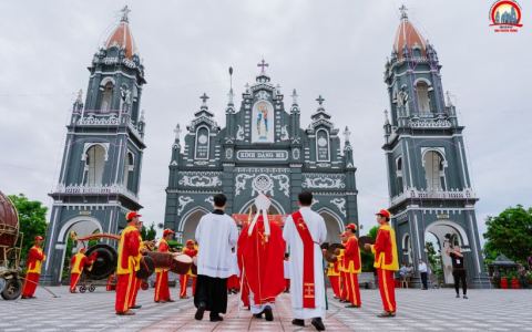 71 em lãnh nhận Bí tích Thêm Sức tại Gx. An Cư