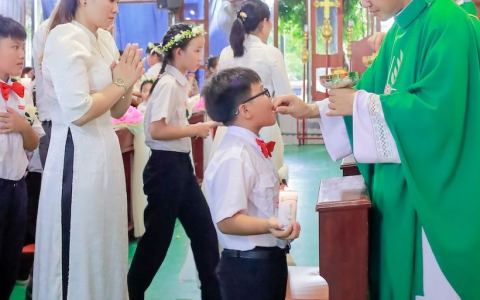 Giáo xứ Văn Giáo: 63 thiếu nhi rước lễ lần đầu