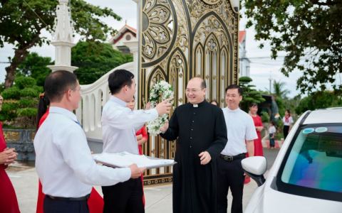 Giáo xứ Xuân Thủy hân hoan đón Cha tân chánh xứ