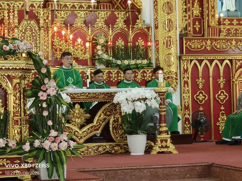 Giáo xứ Xuân Hóa chầu Chúa Giêsu Thánh Thể