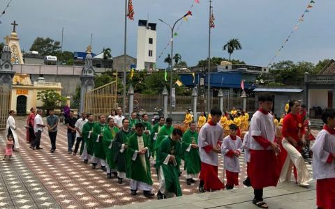 Bách Tính – Niềm vui “ướt” dịp chầu lượt