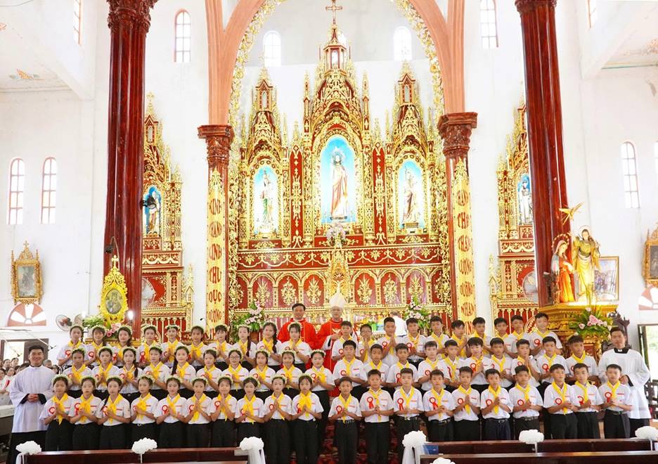 Tích Tín: Làm phép nhà giáo lý và ban Phép Thêm Sức