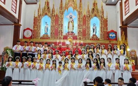 Gx Thánh Thể & Nam Điền: 140 em nhận Chúa Thánh Thần