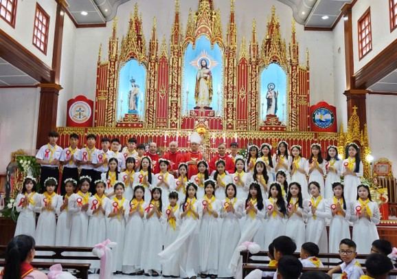 Gx Thánh Thể & Nam Điền: 140 em nhận Chúa Thánh Thần
